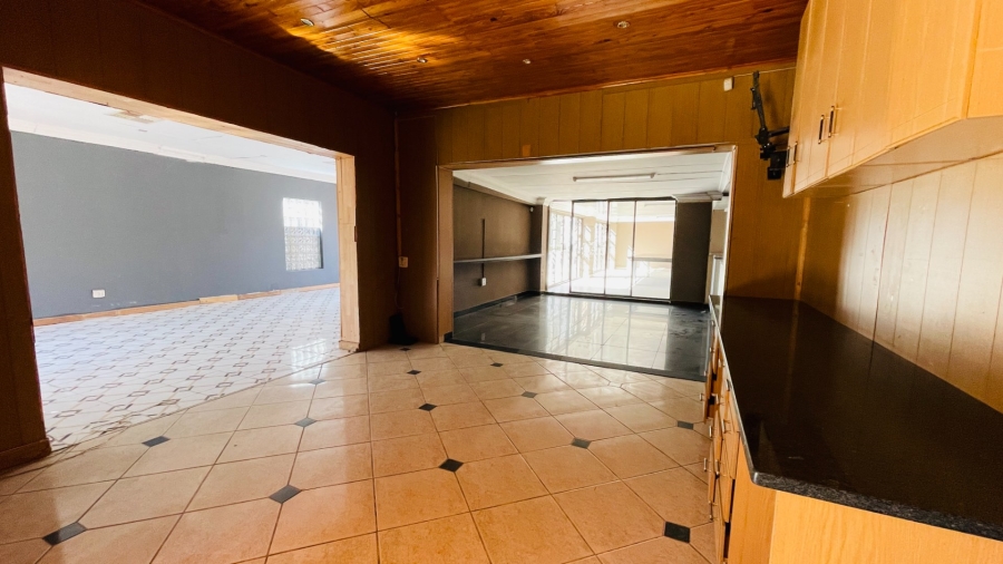 5 Bedroom Property for Sale in Van Der Hoff Park North West